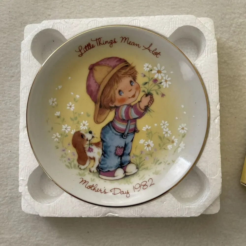 VINTAGE AVON 1982 Mother’s Day‎ Mini Collectible Plate